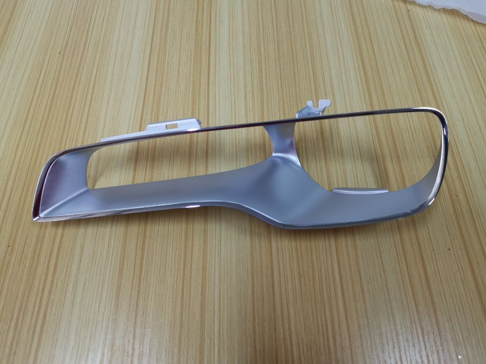 勞期萊斯車燈，內(nèi)飾水電鍍件，線條清楚.jpg